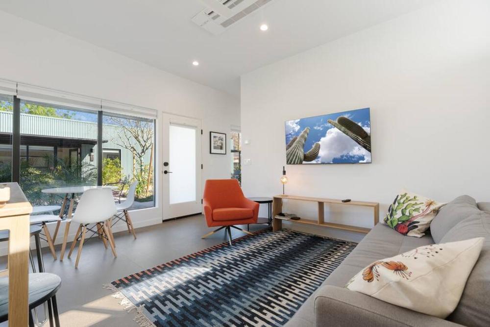 Eco-friendly 2-bedroom Apartment - 80 Walkscore!